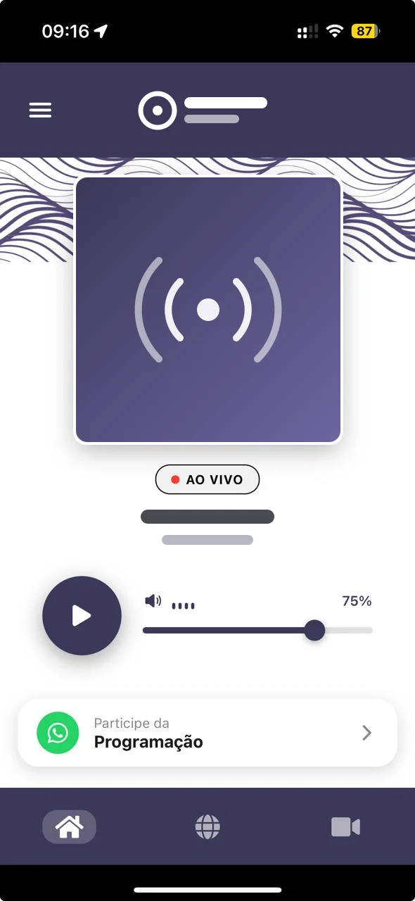 Aplicativo de uma emissora, com marca, capa e faixa ocultadas: player ao vivo, controle de volume e acesso à participação pelo WhatsApp.